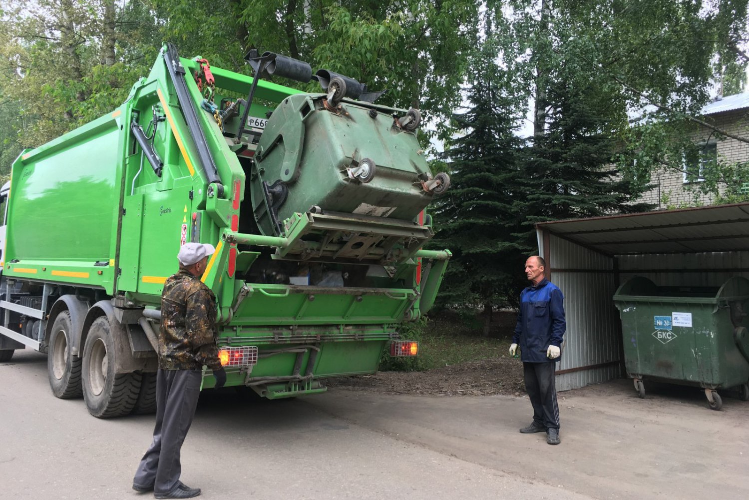 Мужчина выкинул в мусор отложенные на автомобиль деньги